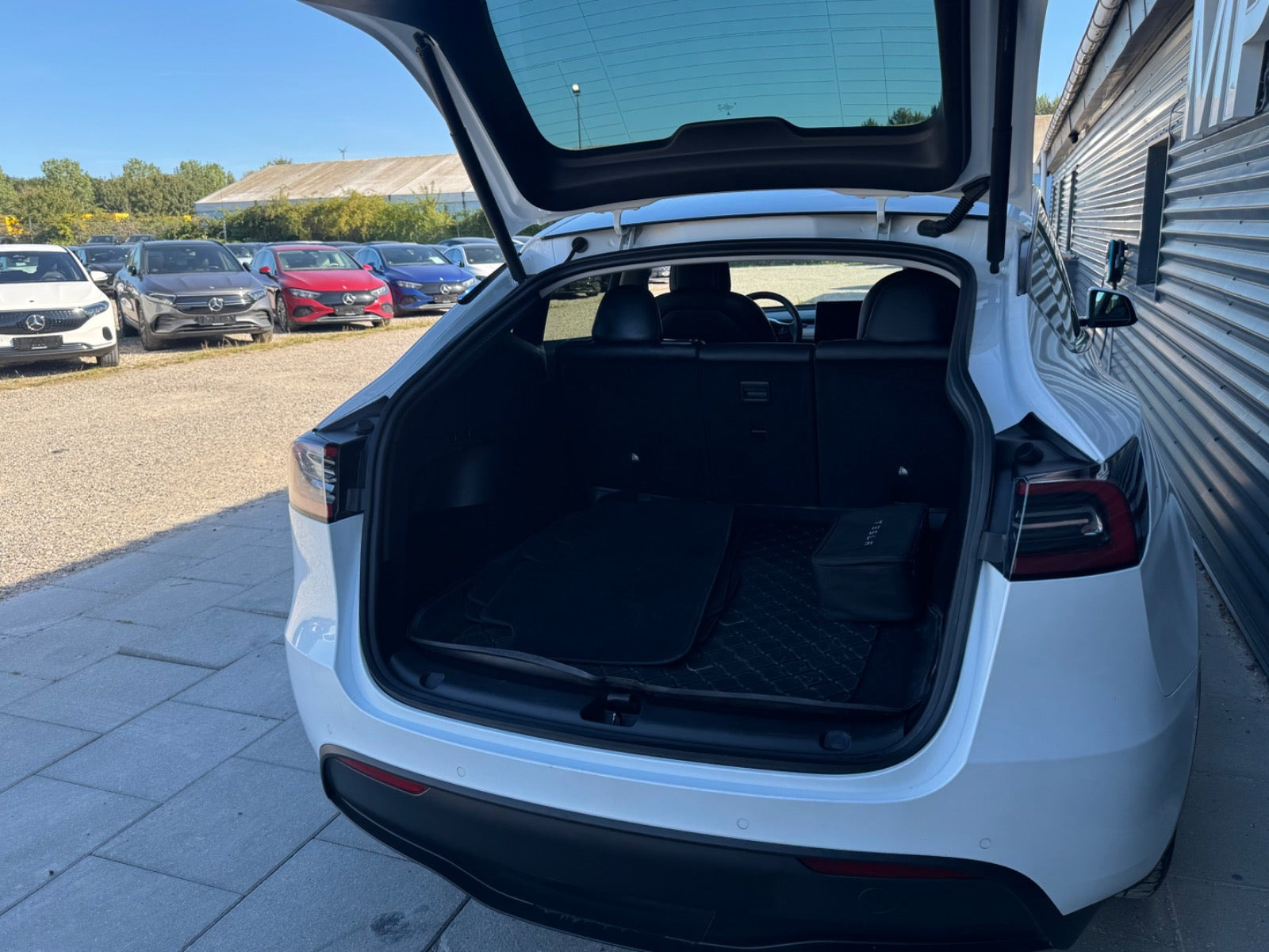 Hvid Tesla Model Y fra 2022