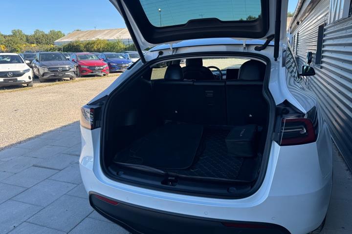 Hvid Tesla Model Y fra 2022