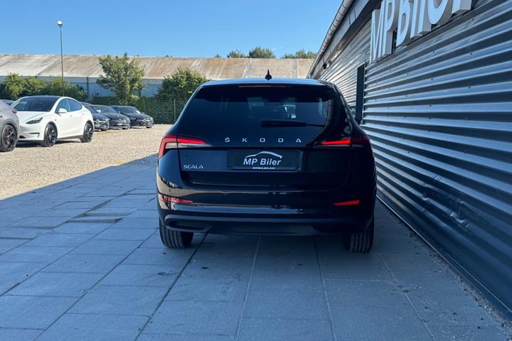 Sort Skoda Scala fra 2023