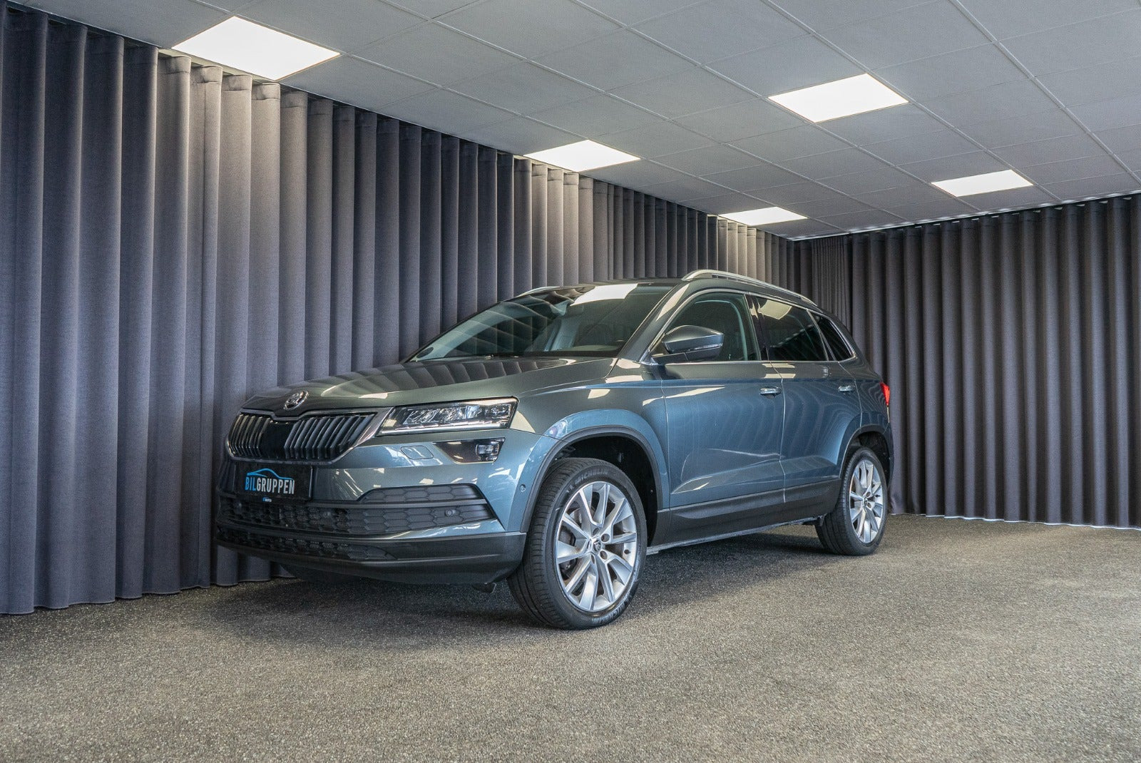 Grå Skoda Karoq fra 2021