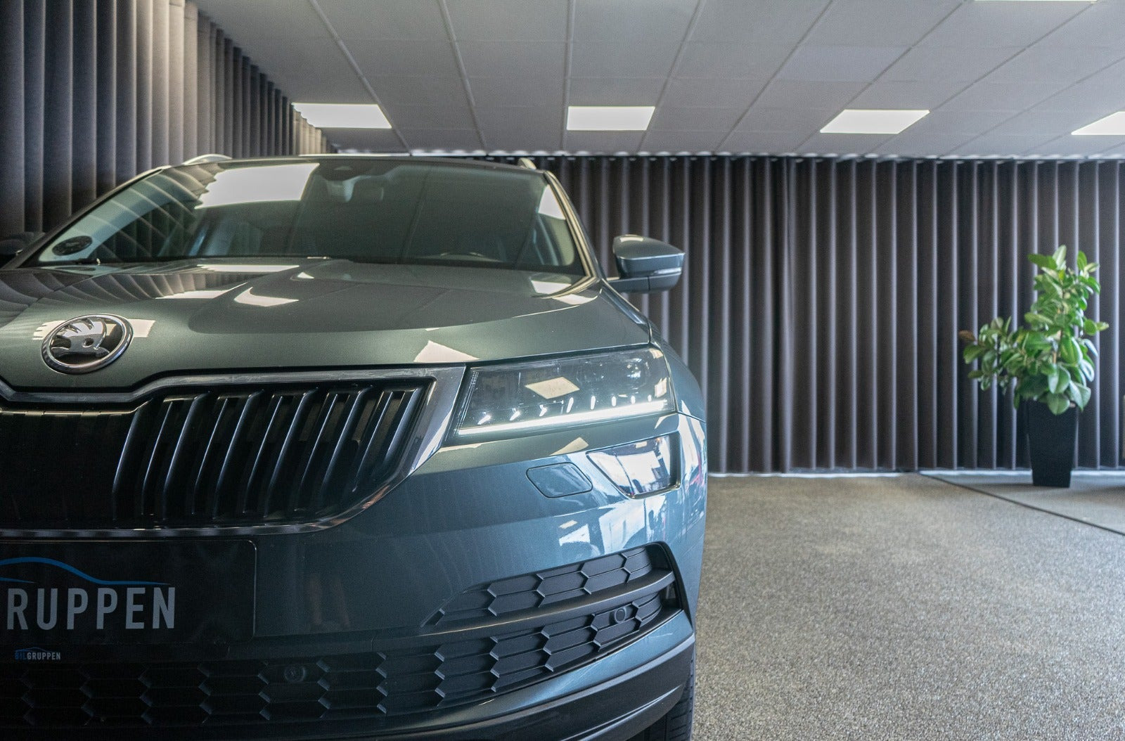 Grå Skoda Karoq fra 2021