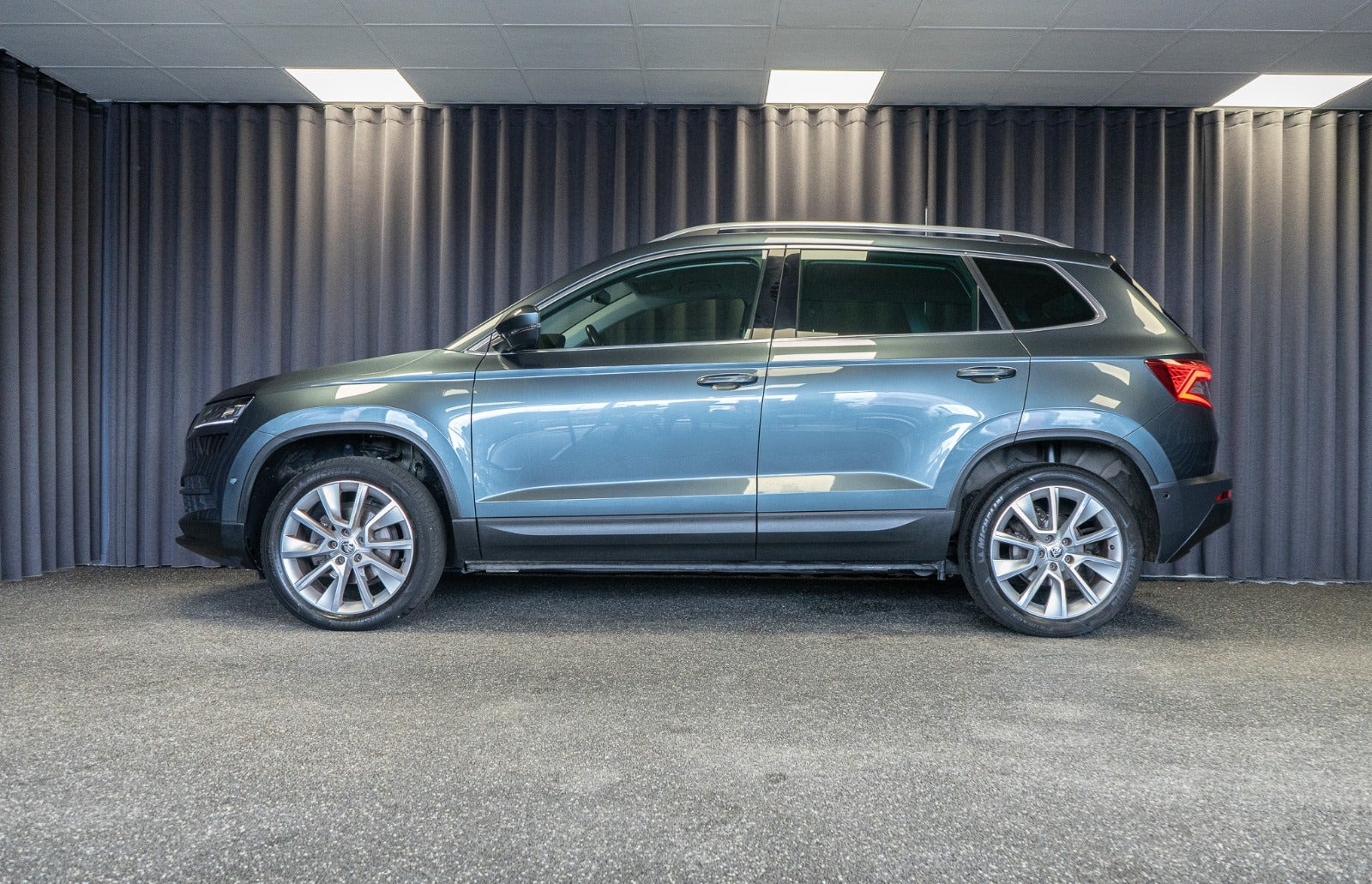 Grå Skoda Karoq fra 2021