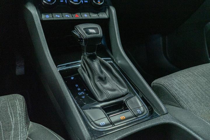 Grå Skoda Karoq fra 2021