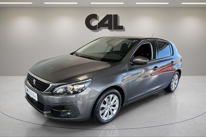Grå Peugeot 308 fra 2019 set udefra