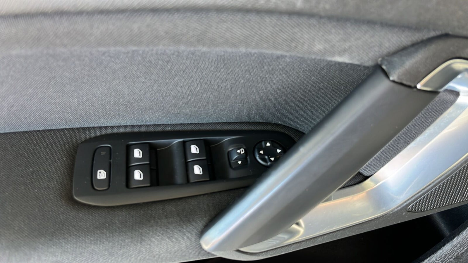 Grå Peugeot 308 fra 2019