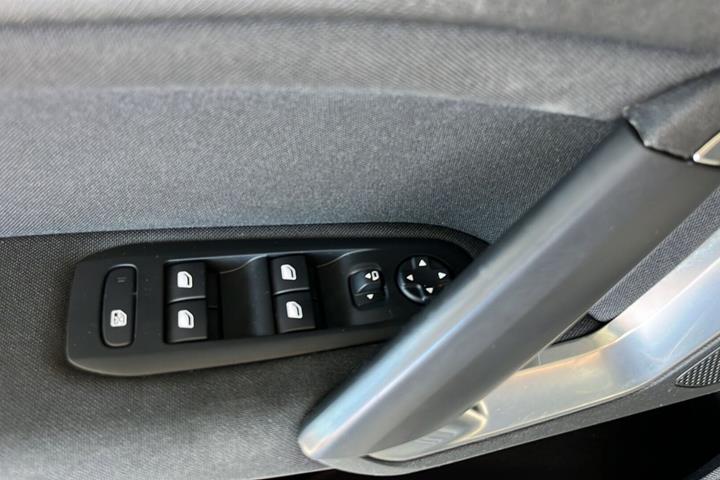 Grå Peugeot 308 fra 2019