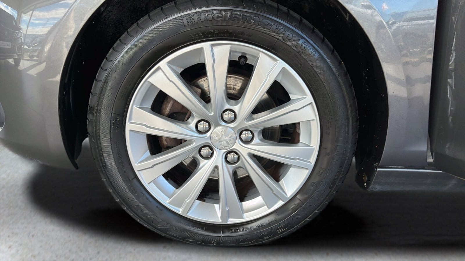 Grå Peugeot 308 fra 2019