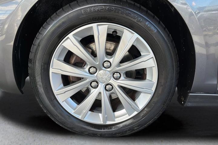 Grå Peugeot 308 fra 2019