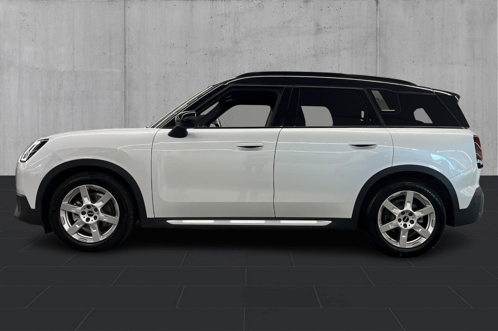 Hvid Mini Countryman E fra 2025