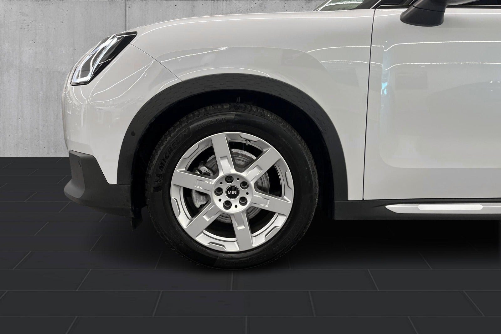 Hvid Mini Countryman E fra 2025