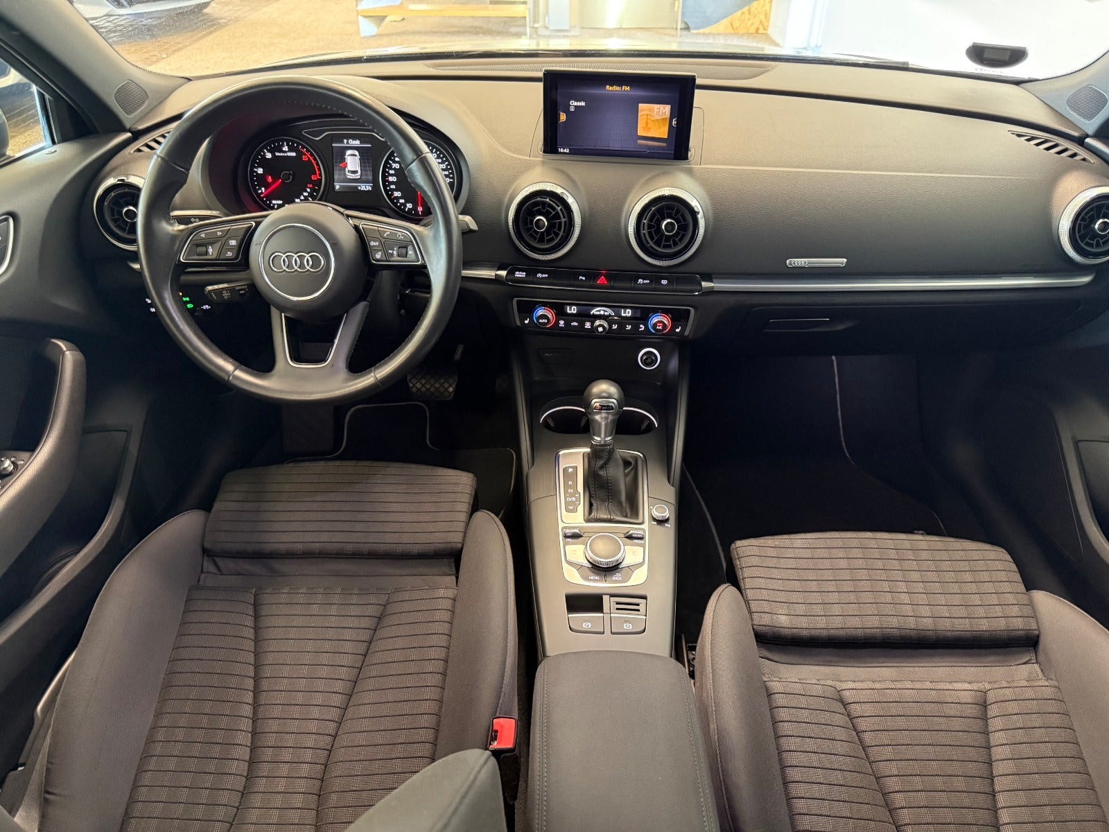Gul Audi A3 fra 2020