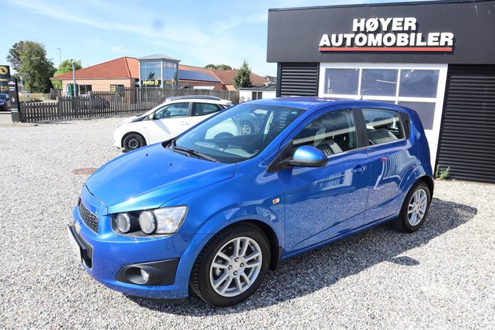 Blå Chevrolet Aveo fra 2012 set udefra