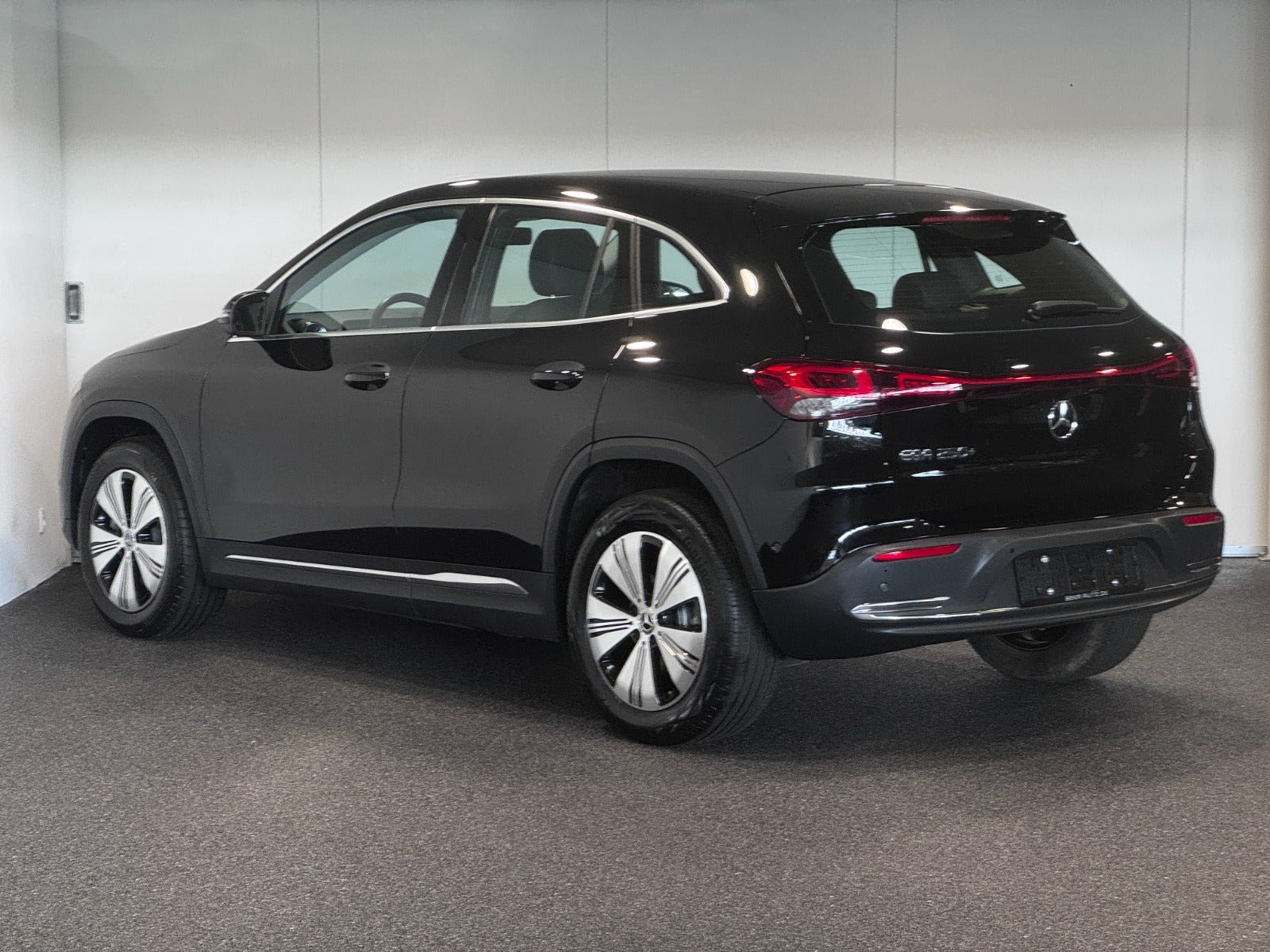 Sort Mercedes EQA250+ fra 2023