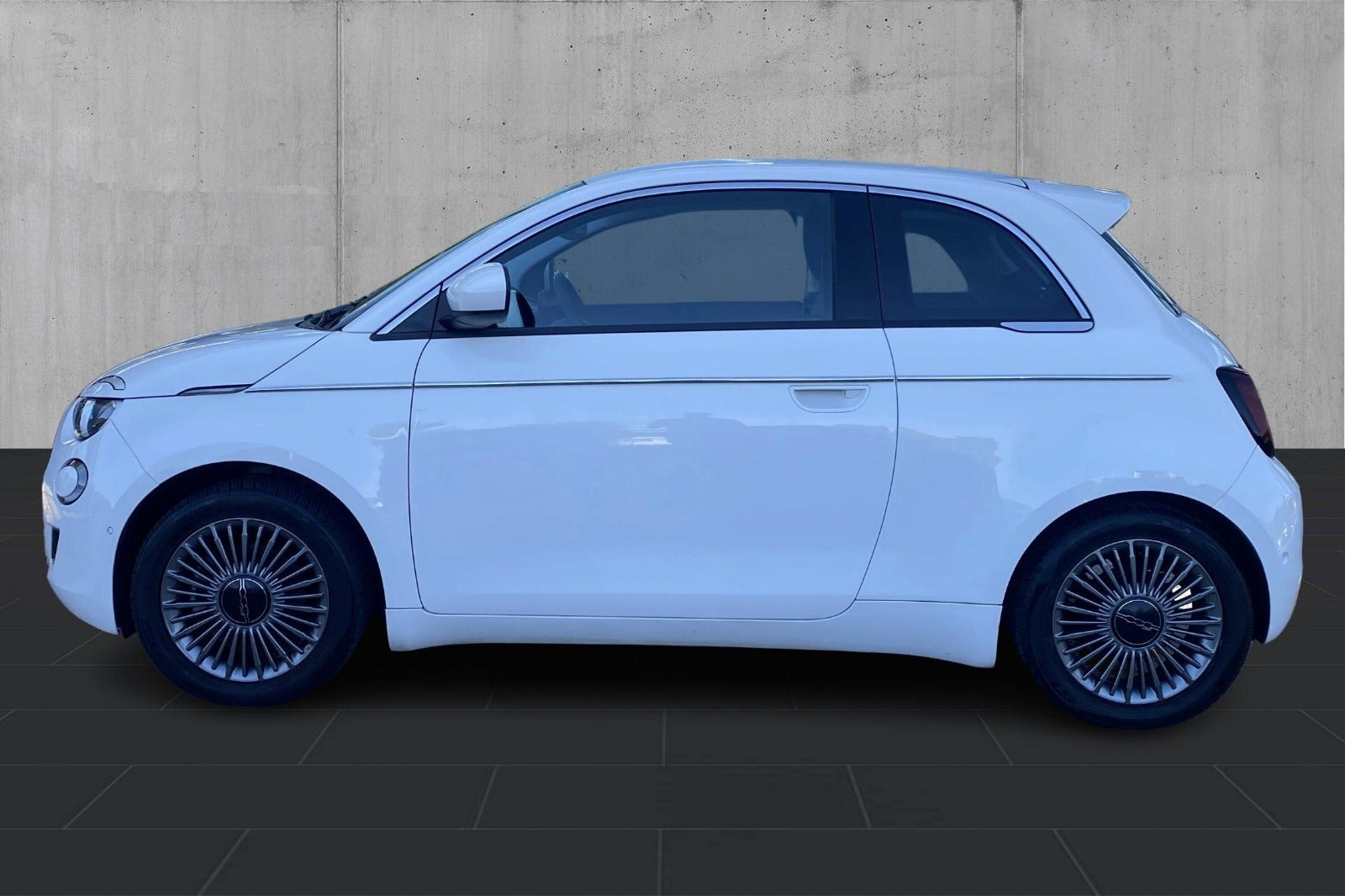 Hvid Fiat 500e fra 2023