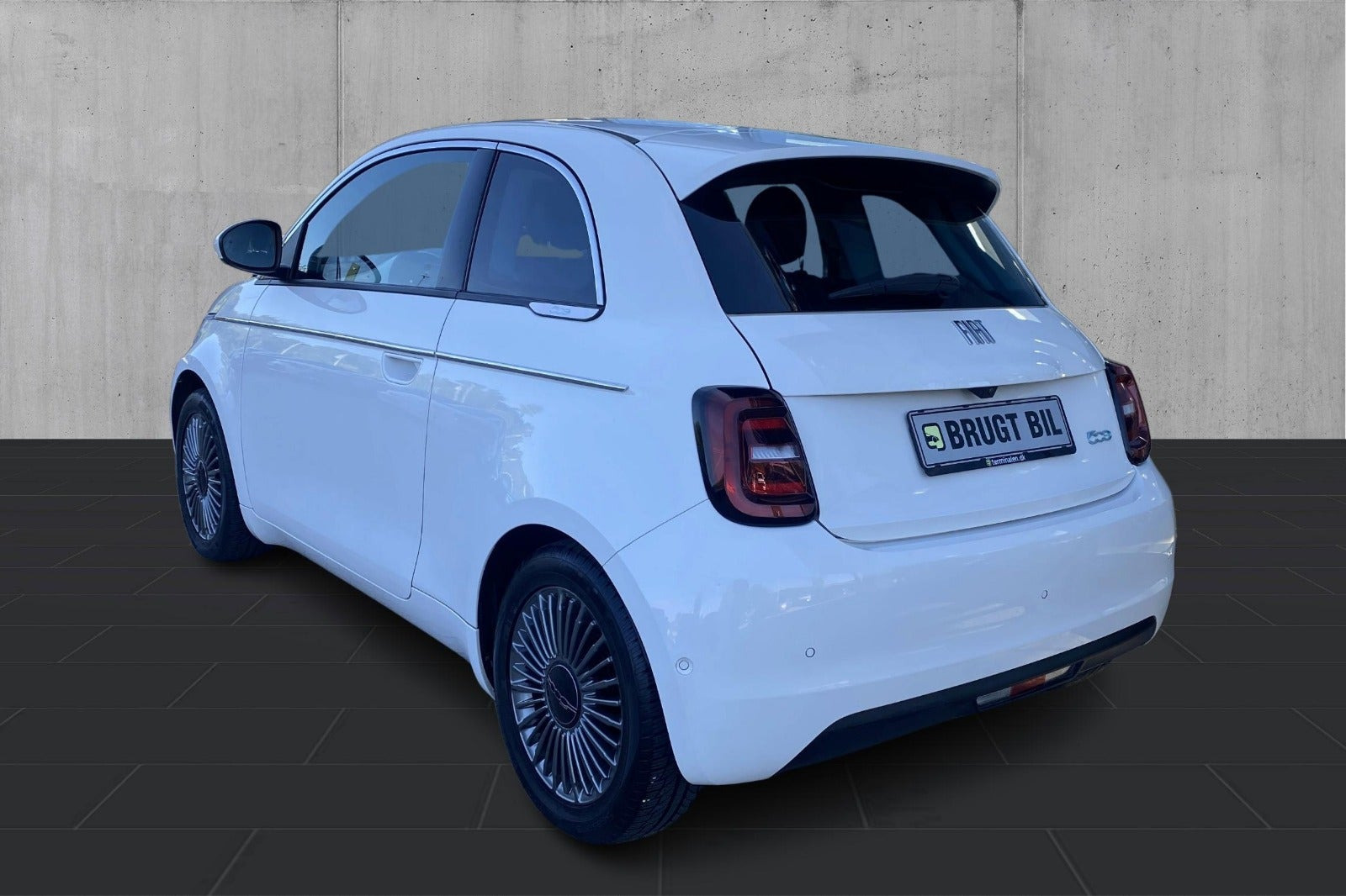 Hvid Fiat 500e fra 2023