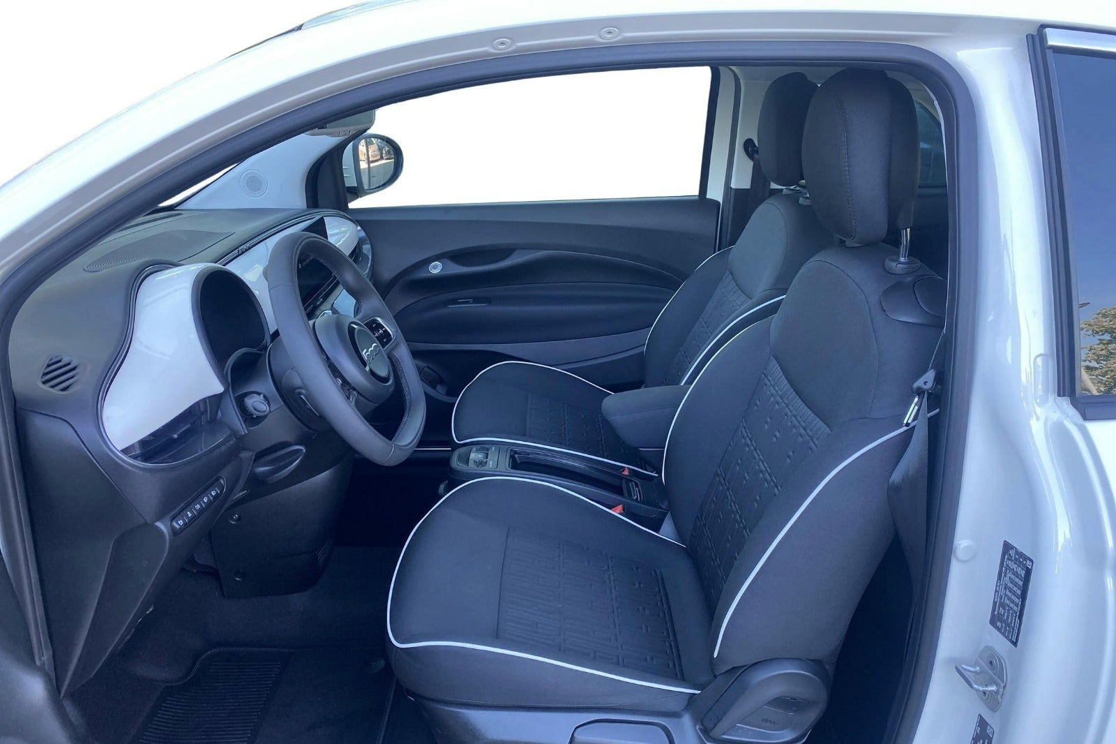 Hvid Fiat 500e fra 2023