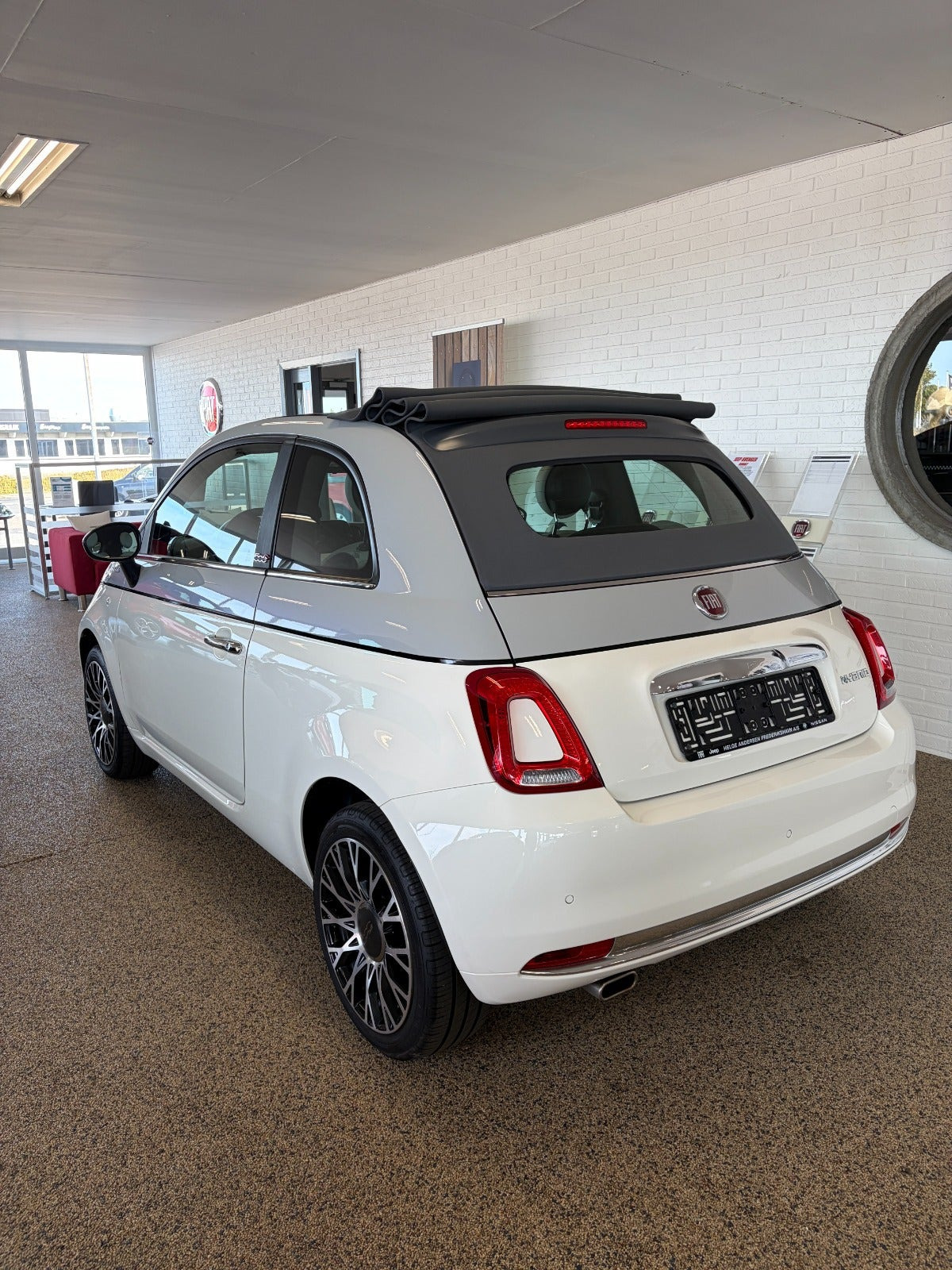 Grå Fiat 500C fra 2021