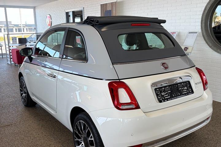Grå Fiat 500C fra 2021