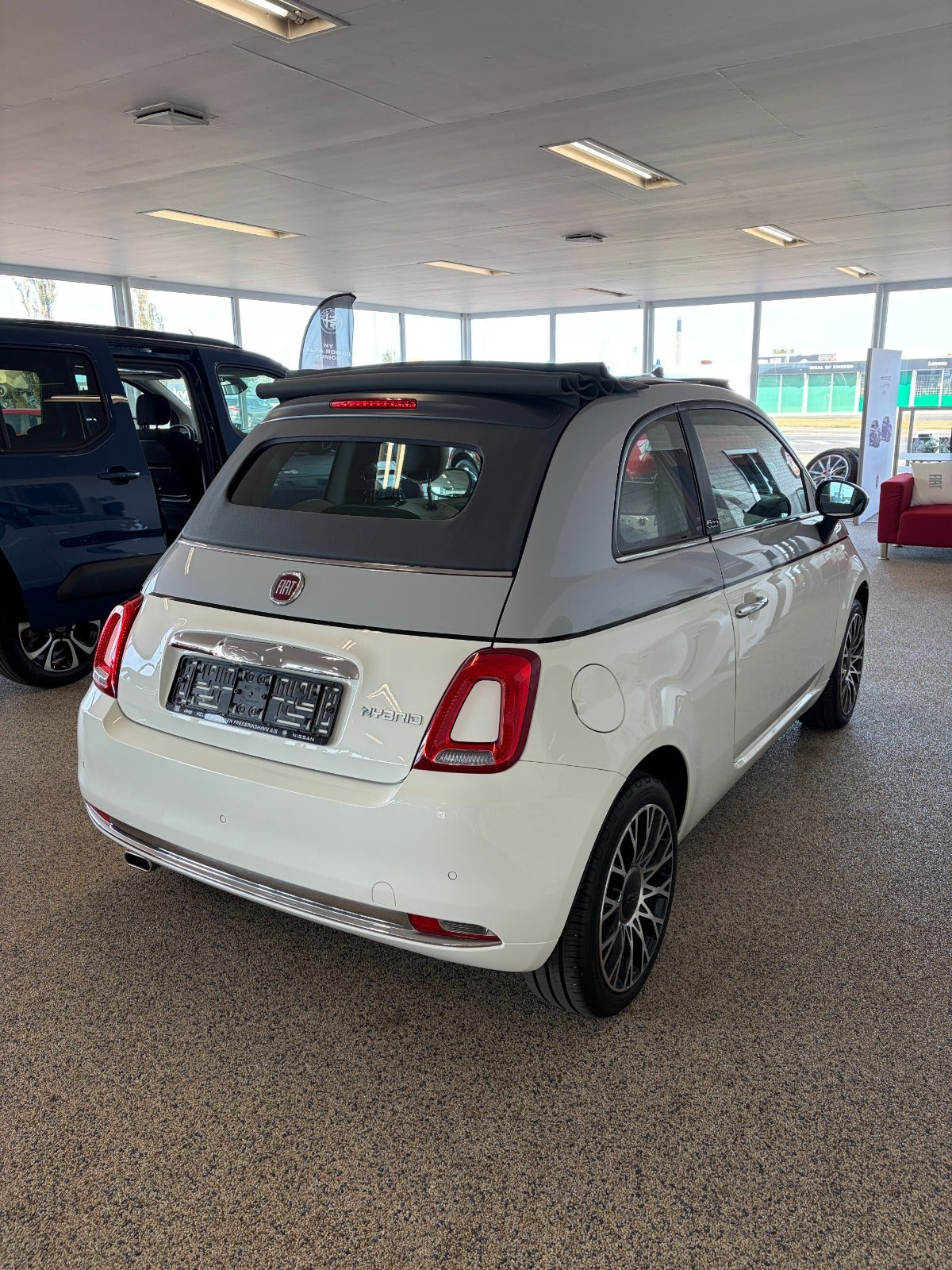 Grå Fiat 500C fra 2021