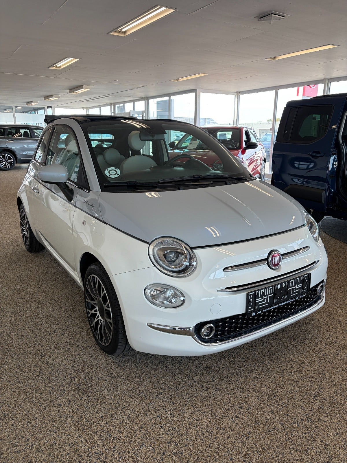 Grå Fiat 500C fra 2021