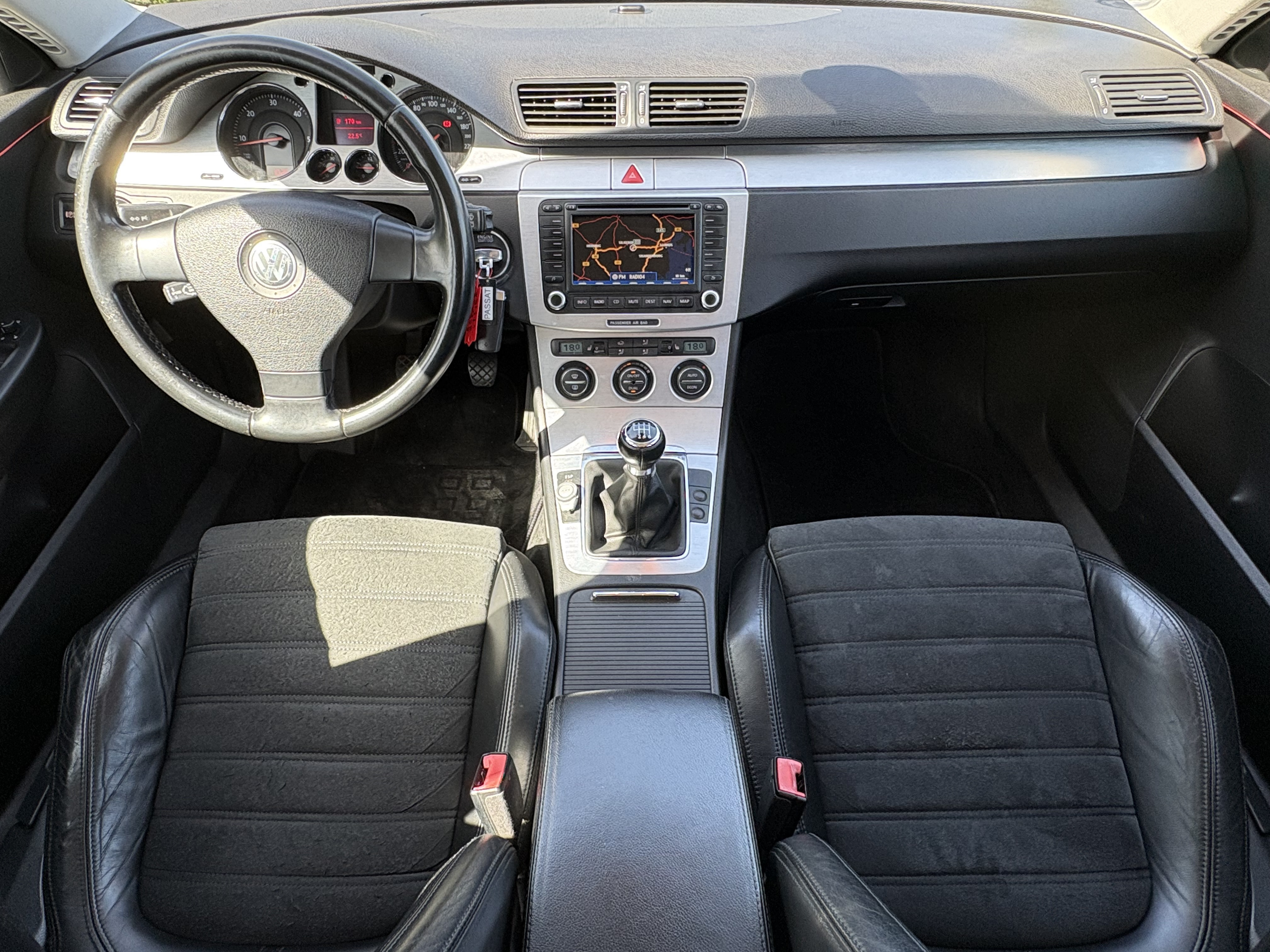 Sort VW Passat fra 2006