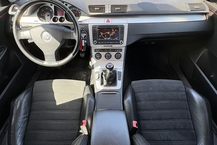 Sort VW Passat fra 2006