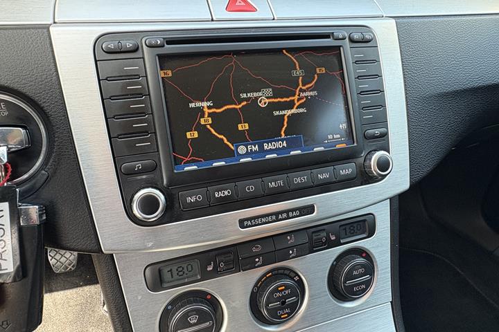 Sort VW Passat fra 2006
