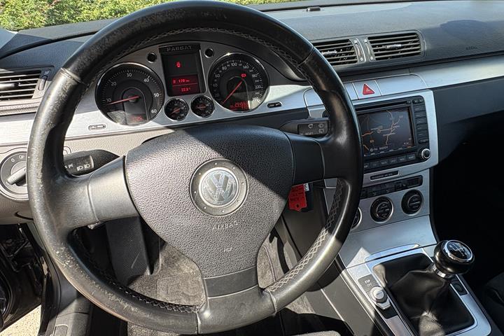 Sort VW Passat fra 2006