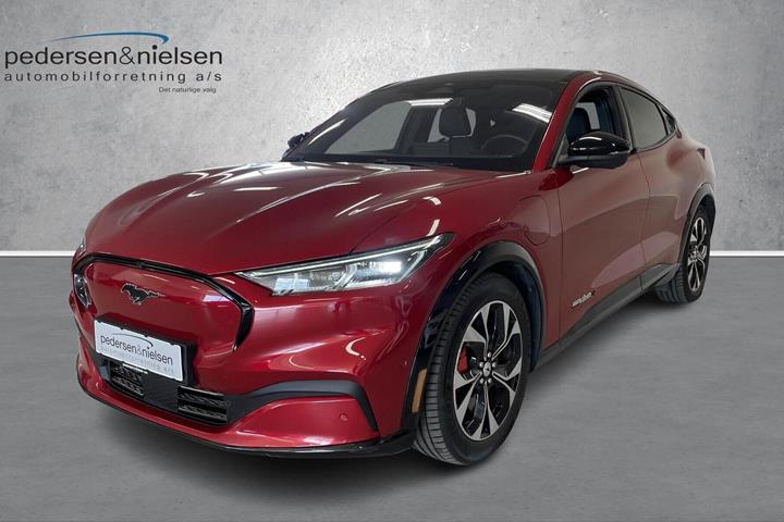 Rød Ford Mustang Mach-E fra 2022 set udefra
