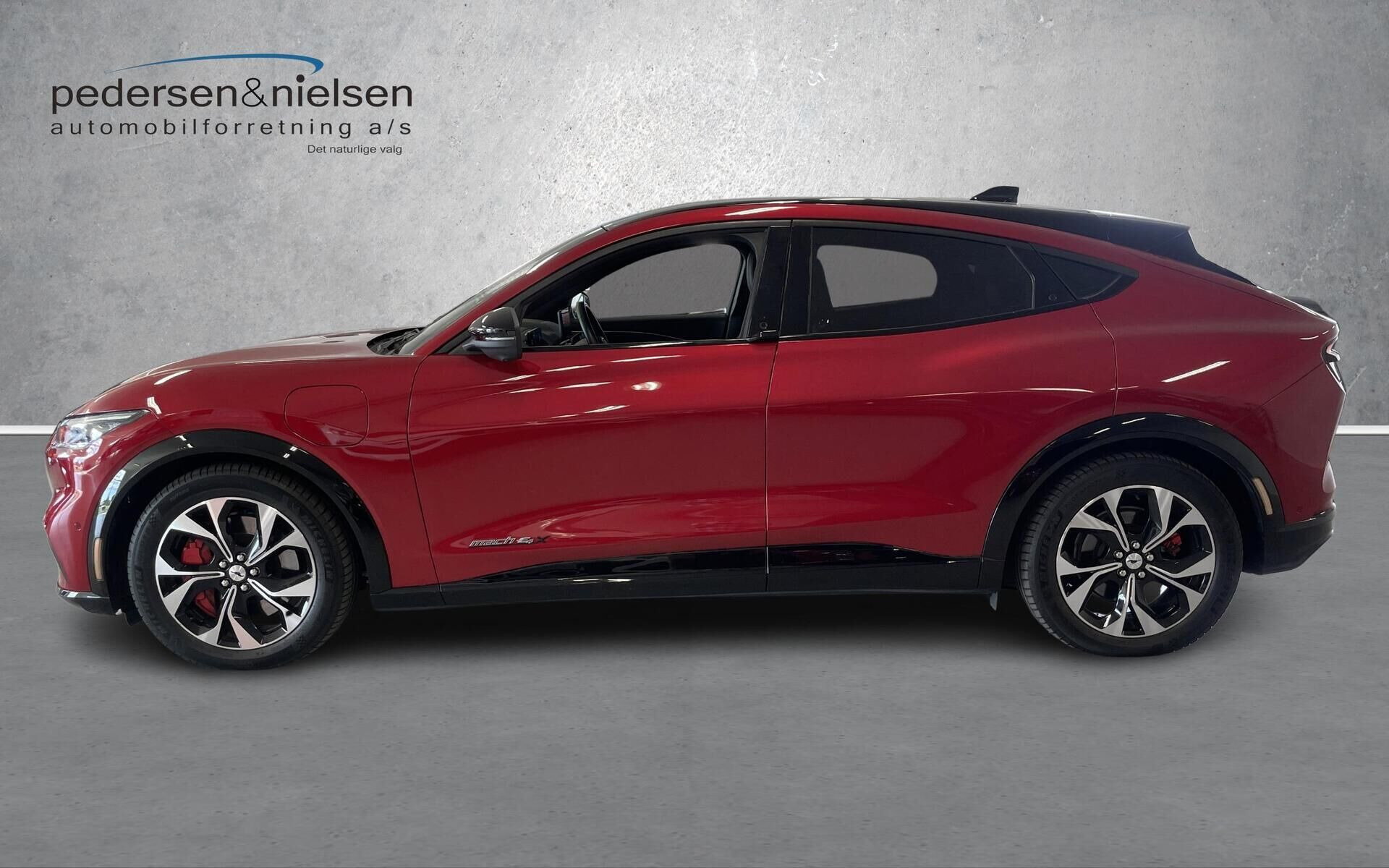 Rød Ford Mustang Mach-E fra 2022