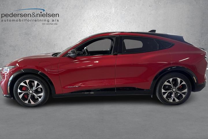 Rød Ford Mustang Mach-E fra 2022