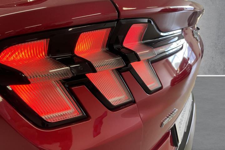 Rød Ford Mustang Mach-E fra 2022
