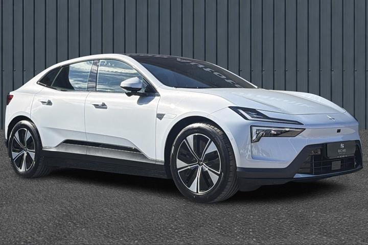 Hvid Polestar 4 fra 2025 set udefra