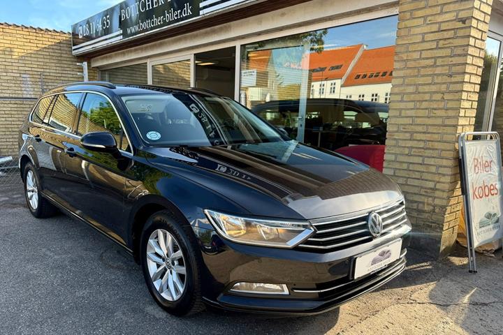 Sort VW Passat fra 2016 set udefra