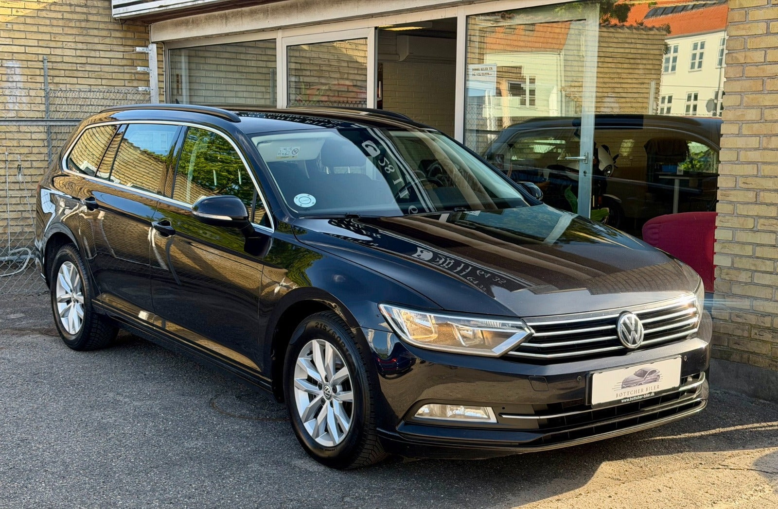 Sort VW Passat fra 2016
