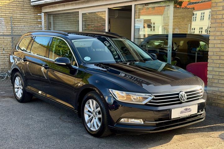 Sort VW Passat fra 2016