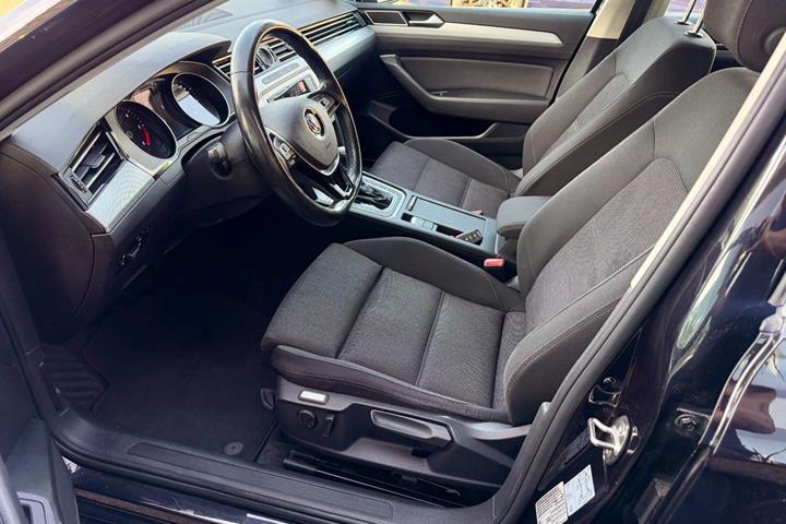 Sort VW Passat fra 2016
