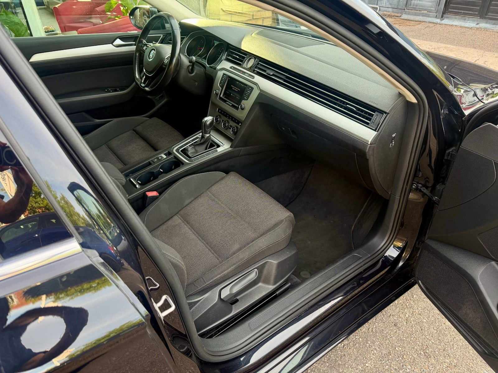 Sort VW Passat fra 2016