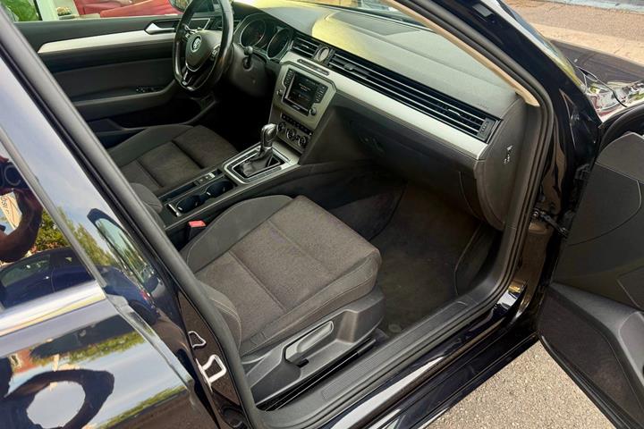 Sort VW Passat fra 2016