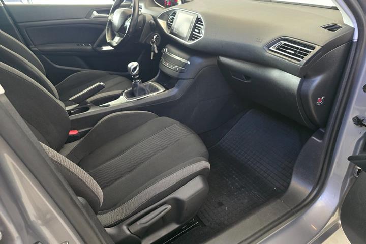 Sølv Peugeot 308 fra 2016