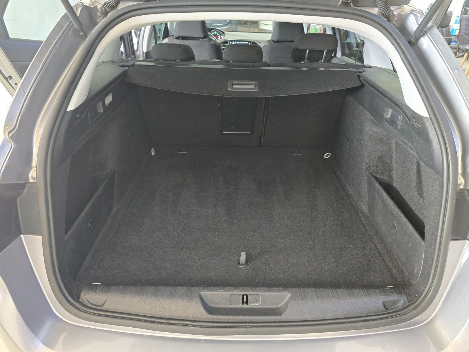 Sølv Peugeot 308 fra 2016