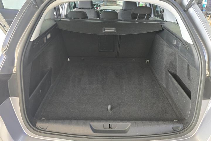 Sølv Peugeot 308 fra 2016
