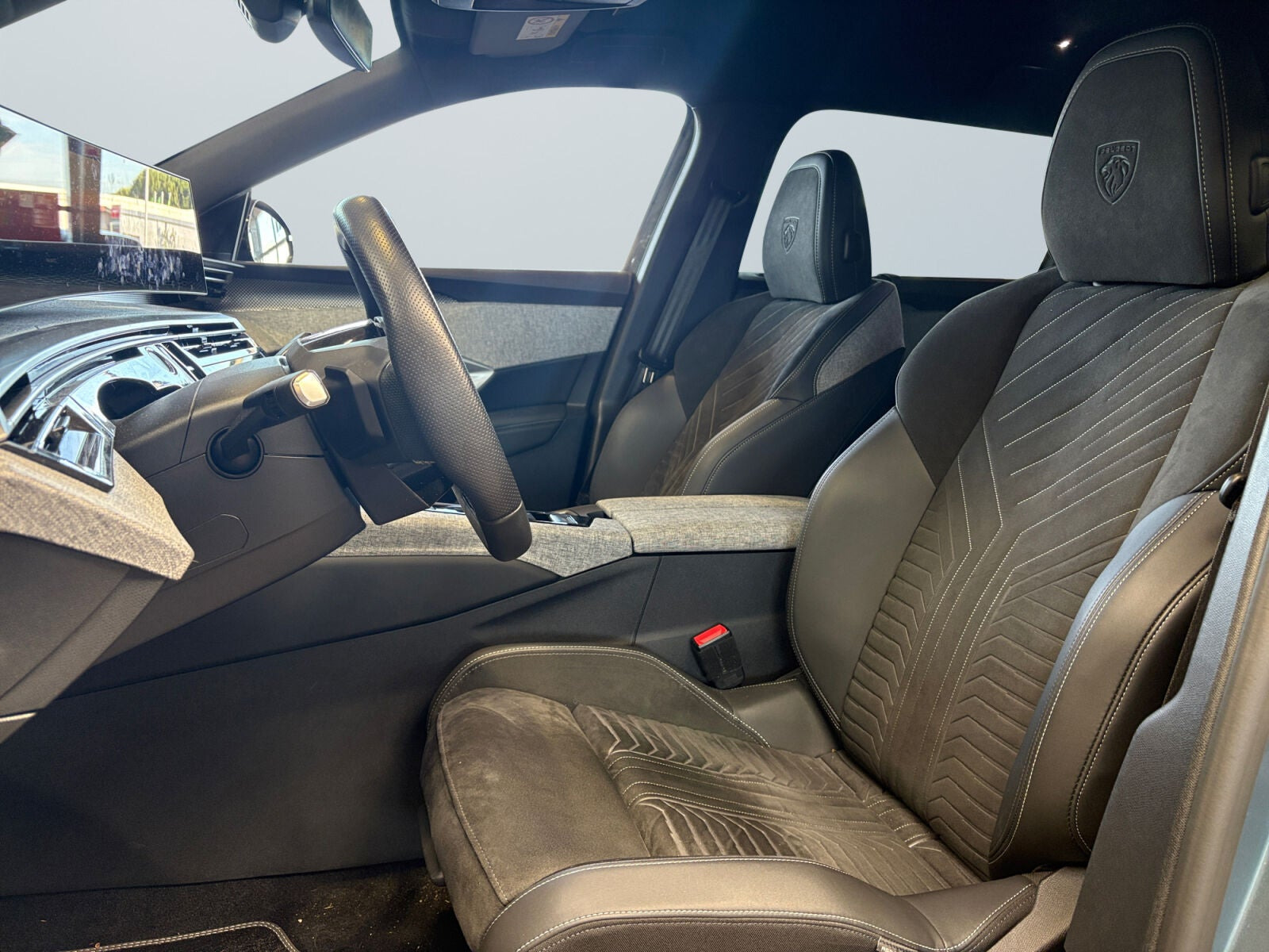 Blå Peugeot e-5008 fra 2025