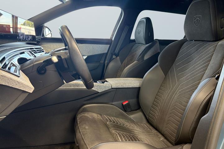 Blå Peugeot e-5008 fra 2025