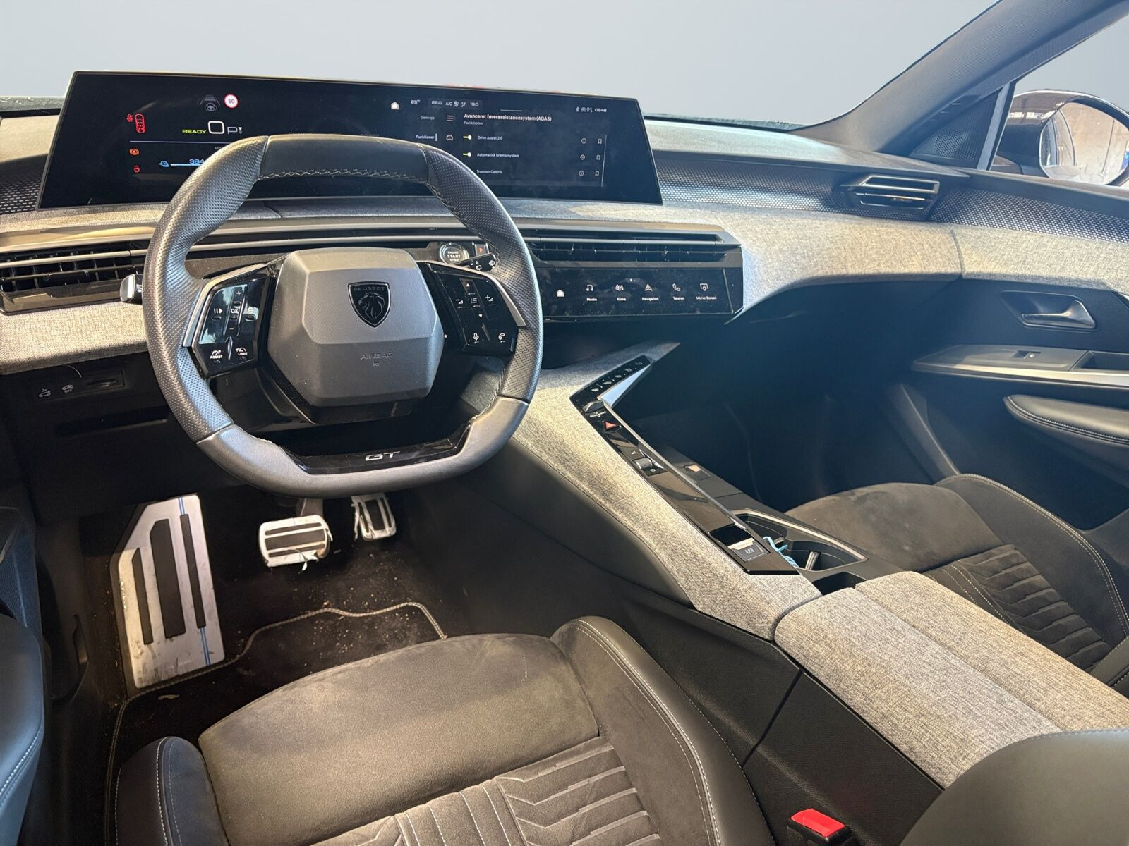 Blå Peugeot e-5008 fra 2025