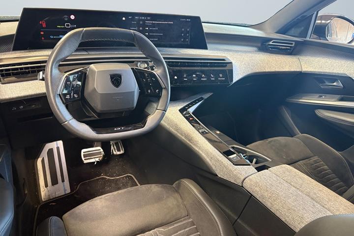 Blå Peugeot e-5008 fra 2025