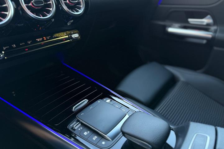 Sort Mercedes EQA250 fra 2021