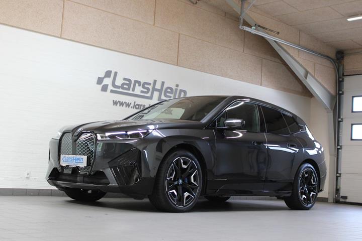 Grå BMW iX fra 2023