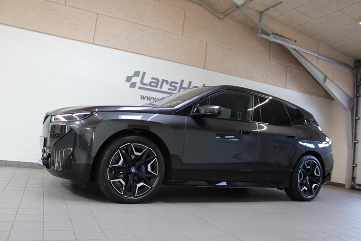 Grå BMW iX fra 2023
