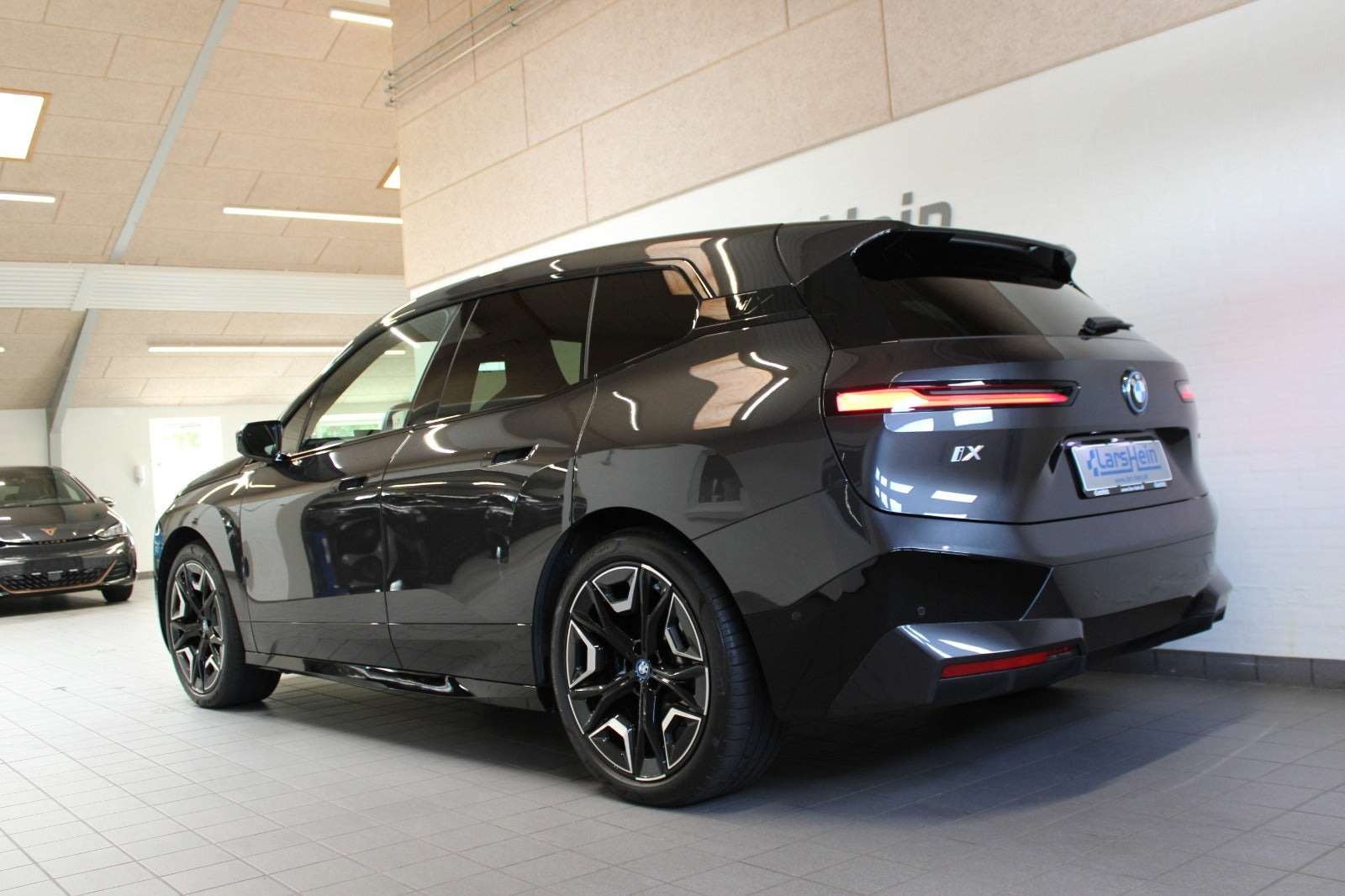 Grå BMW iX fra 2023